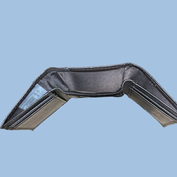 Guess Trifold - Picture 5 of 7